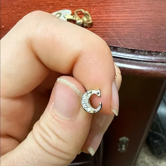 Vintage initial “C” earrings one clip on, one stud - Picture 5 of 6
